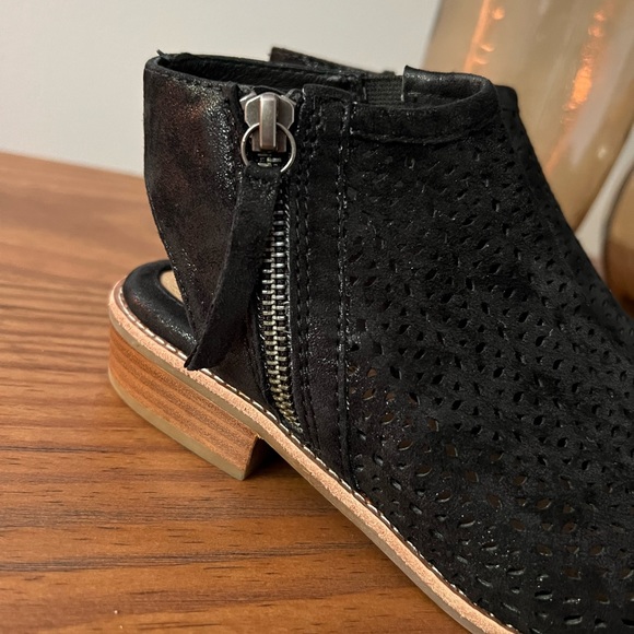 Sofft Natesa Black Shimmer Leather Sandals - Picture 7 of 11